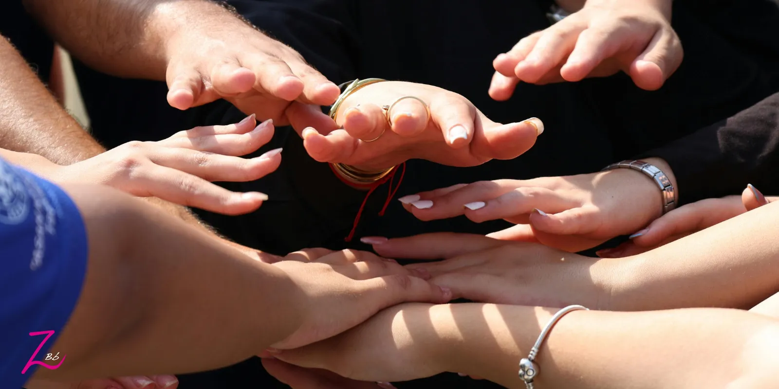 Varias manos unidas en un gesto de apoyo y encuentro, imagen que simboliza la dimensión comunitaria y la integración de la persona.