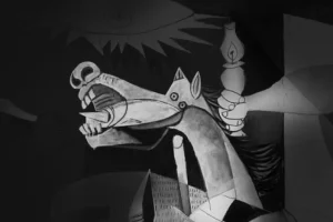 Explora la simbología del Guernica de Picasso en GraZie Magazine. Analizamos el detalle del caballo y la luz del quinqué como metáforas de la resiliencia humana y la búsqueda de la verdad en medio de la tragedia.