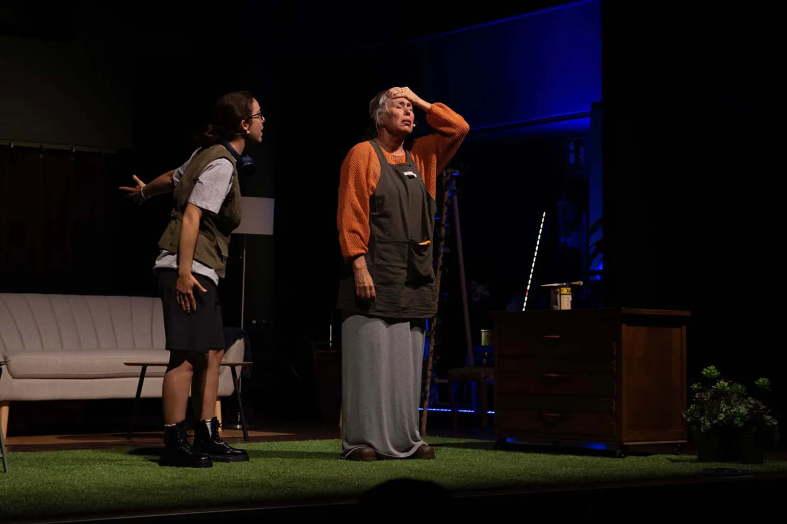 Miriam Díaz-Aroca y Zoe Munera durante una escena intensa de la obra La casa del mar.