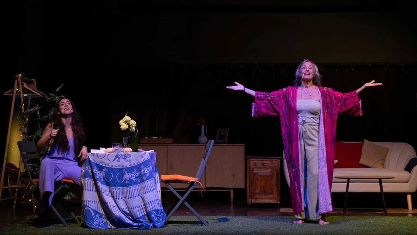 Miriam Díaz-Aroca y Zoe Munera en una escena de liberación y alegría durante la obra La casa del mar.