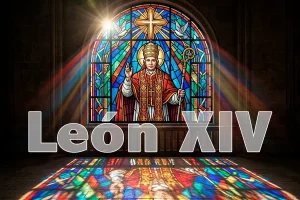 "Vidriera de estilo gótico que representa a una figura religiosa, Papa León XIV, con vestiduras pontificias rojas y doradas, sosteniendo un báculo. La luz del sol atraviesa los cristales de colores proyectando un reflejo vibrante y caleidoscópico de colores brillantes en el suelo de piedra de una catedral. Cabecera de GraZie Magazine para el artículo 'Madrid, un escenario de esperanza'."