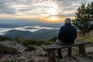 Una persona contempla el paisaje desde un banco de madera mientras reflexiona sobre el camino recorrido y el paso del tiempo.