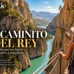 Caminito del Rey entre las paredes del Desfiladero de los Gaitanes, con el río y el paisaje de Ardales