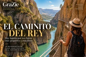 Caminito del Rey entre las paredes del Desfiladero de los Gaitanes, con el río y el paisaje de Ardales