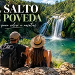 El Salto de Poveda rodeado de naturaleza y dos personas contemplando el paisaje