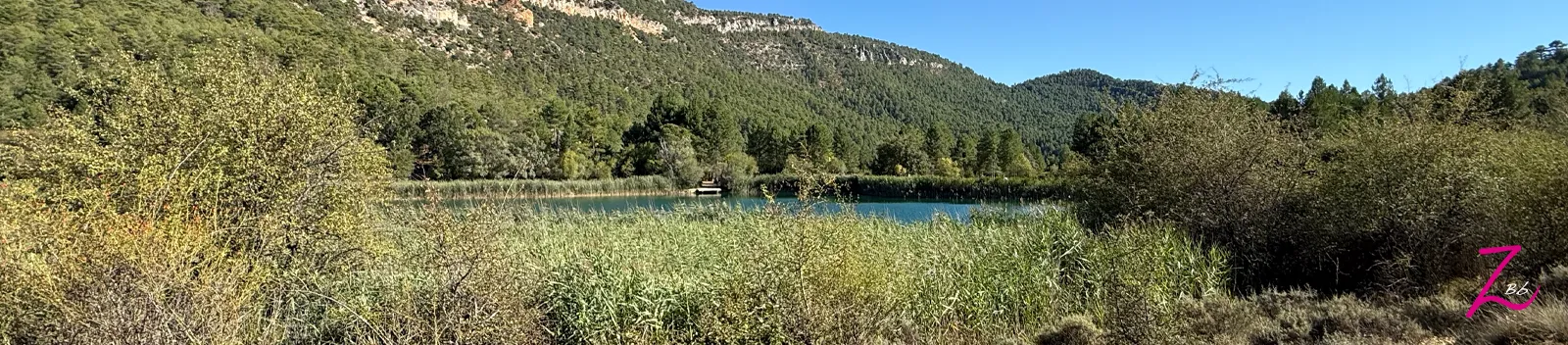 Panorámica de la Laguna de Taravilla rodeada de bosques en el Alto Tajo