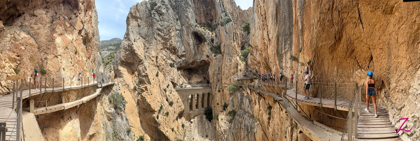 Panorámica del Caminito del Rey entre las paredes del Desfiladero de los Gaitanes