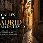 Calle estrecha del Madrid de los Austrias con el giro característico de la Calle del Codo, iluminada por una luz cálida.