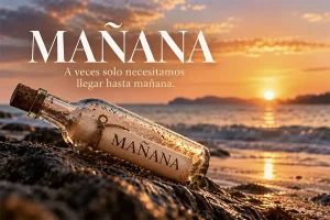 Botella con el mensaje MAÑANA sobre unas rocas frente al mar al atardecer