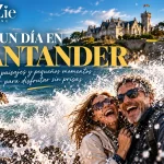 Pareja disfrutando de una ola que rompe y salpica en la costa de Santander, con el Palacio de la Magdalena al fondo.