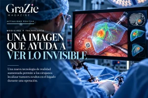 Cirujano observa una imagen tridimensional del hígado con un tumor mediante realidad aumentada.