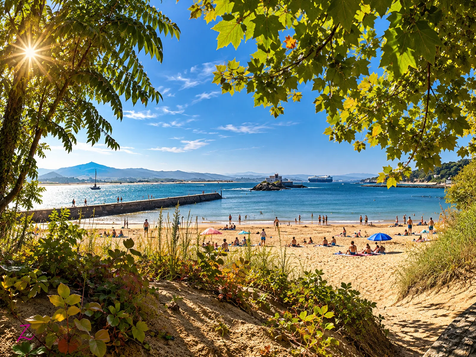 Playa de La Magdalena en Santander, con arena dorada, aguas tranquilas y vegetación en primer plano.